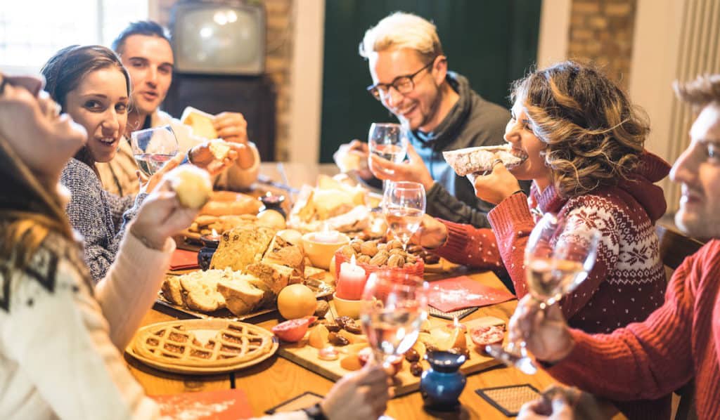 Collaborateurs d'entreprise partageant un panier garni à Noël
