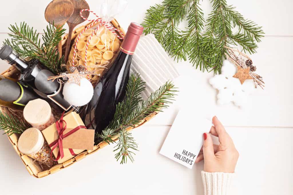 Panier garni cadeau d'entreprise contenant du vin bio et des spécialités artisanales