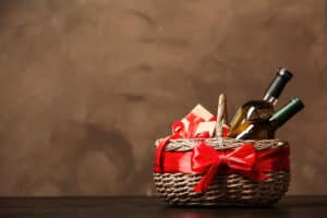 Panier garni cadeau d'entreprise contenant deux bouteilles de vin artisanal